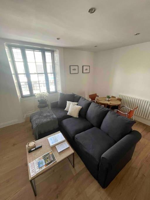Abergavenny Center 2-Bed Flat Apartment Bagian luar foto