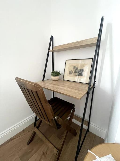 Abergavenny Center 2-Bed Flat Apartment Bagian luar foto