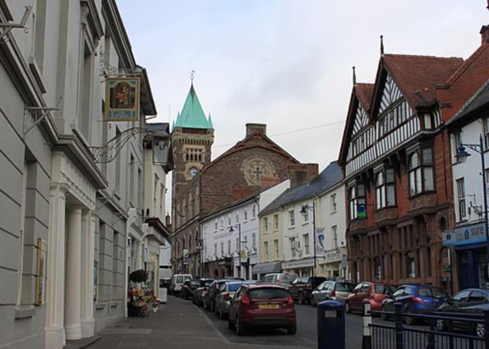 Abergavenny Center 2-Bed Flat Apartment Bagian luar foto