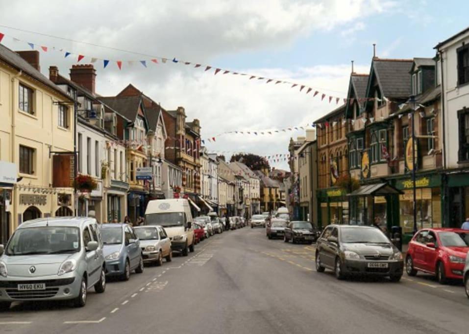Abergavenny Center 2-Bed Flat Apartment Bagian luar foto
