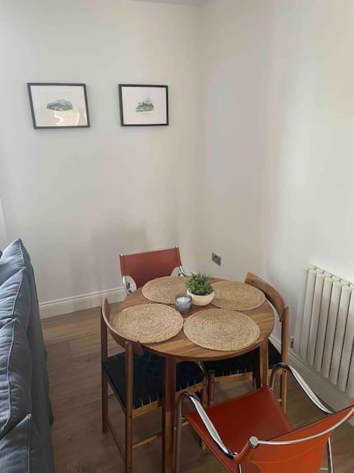 Abergavenny Center 2-Bed Flat Apartment Bagian luar foto